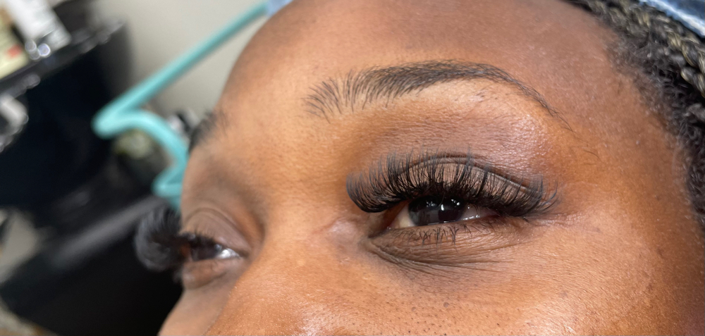 Classic Hybrid Eyelash Extensions