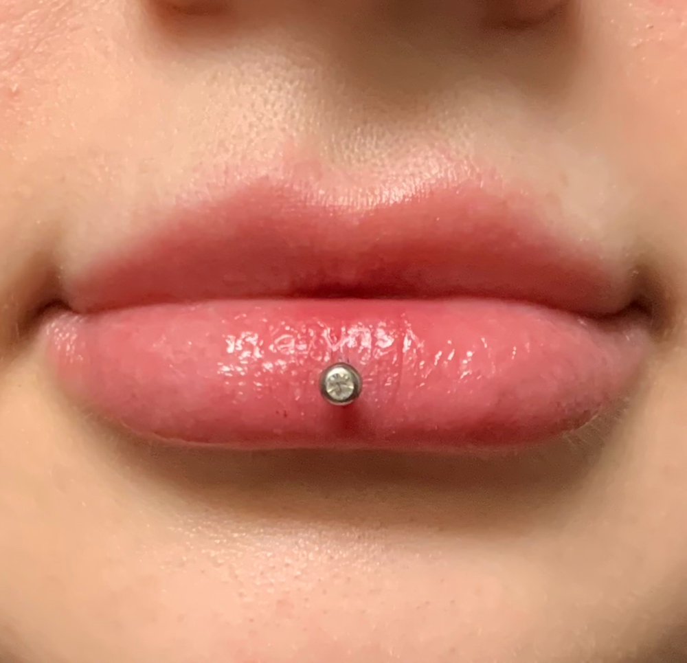 Inverse v labret (Ashley) Piercing