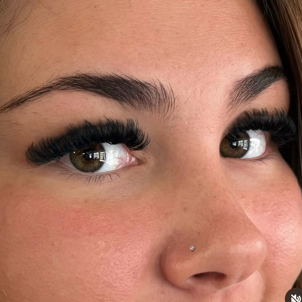Full Set Volume/Mega Volume Lashes