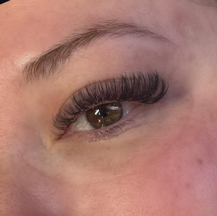 Voluminous Hybrid Lash Extensions