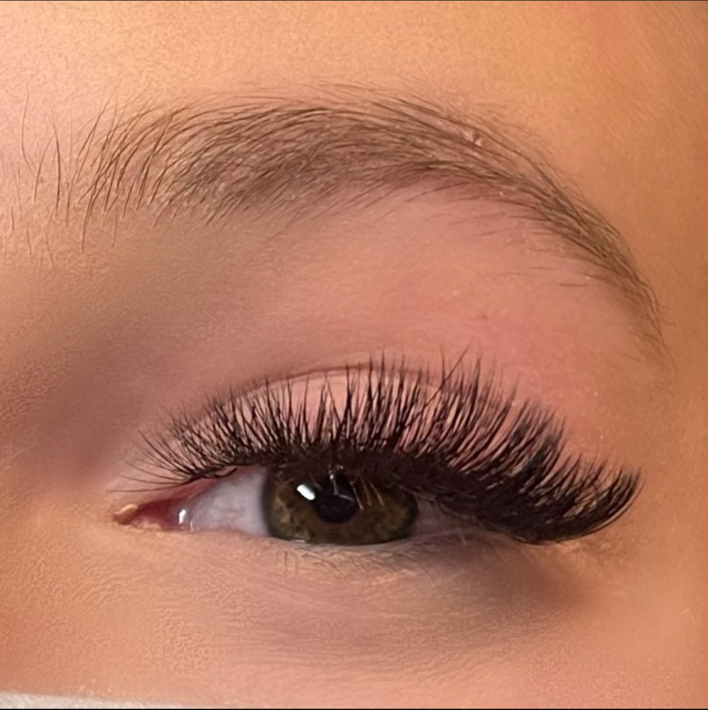 Voluminous Hybrid Lash Extensions