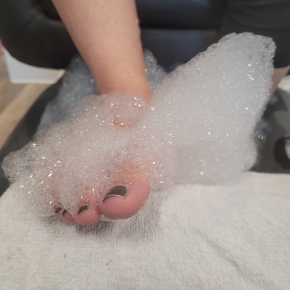 Gel Deluxe Pedicure - Lynn