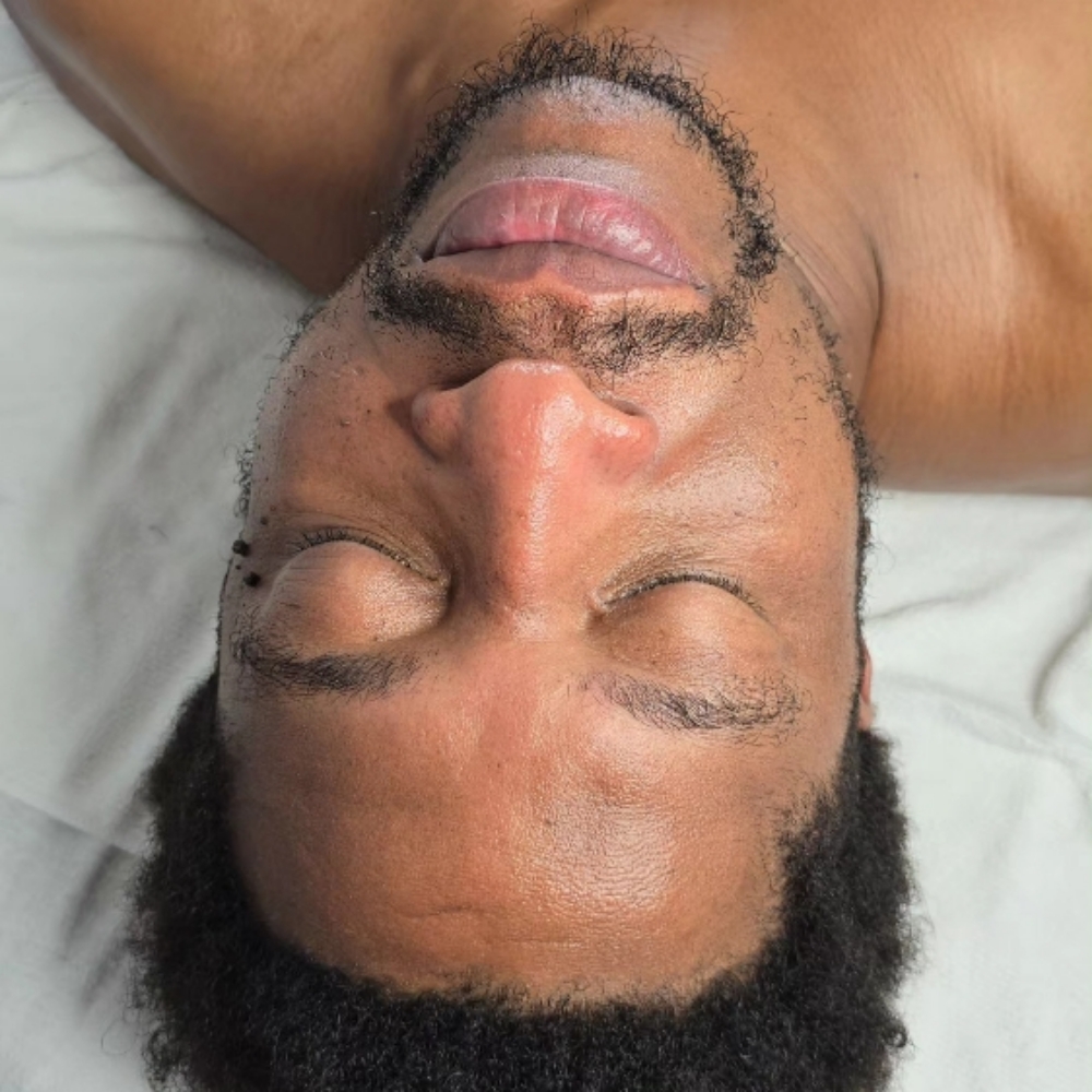 DeeLux  Facial For Men at DeeLux Spa in Smyrna, GA