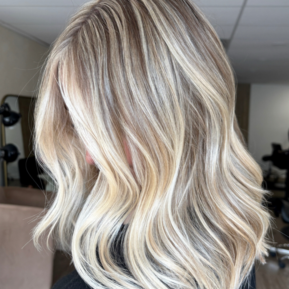Full Highlight at Dakota Beach Gölden Salon & Co. in Plymouth, MI