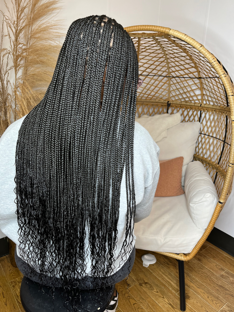 Small Knotless Curly Ends