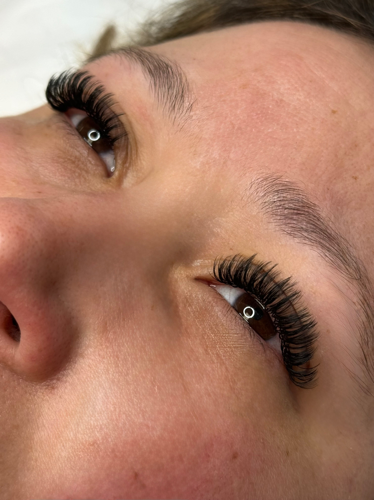 Wispy Mascara Full Set at Autentica Lashes LLC in Pompton Plains, NJ