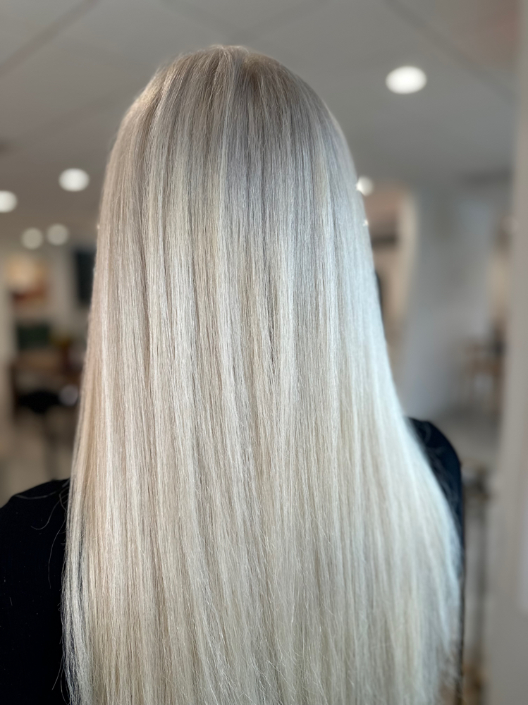 Platnium Blonding- Root Touch Up
