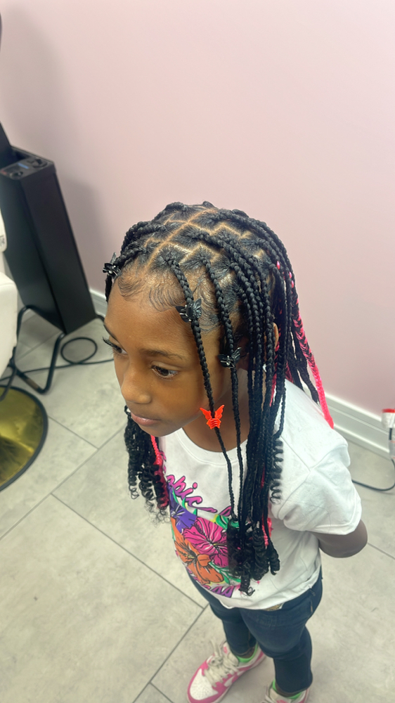 Smedium knotlesss Knotless at Luxuryybraidsbyshar in Homewood, IL