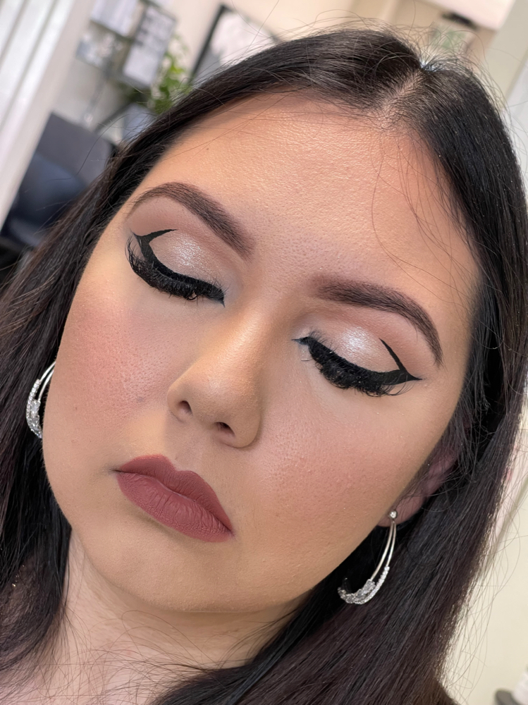 Full Makeup App w/ Eyelashes