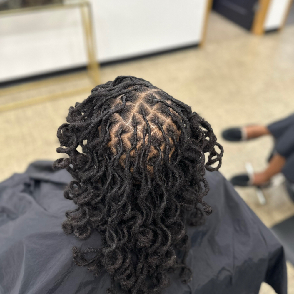 Luxury Loc Retwist at Crowned by Marie LLC in Douglasville, GA