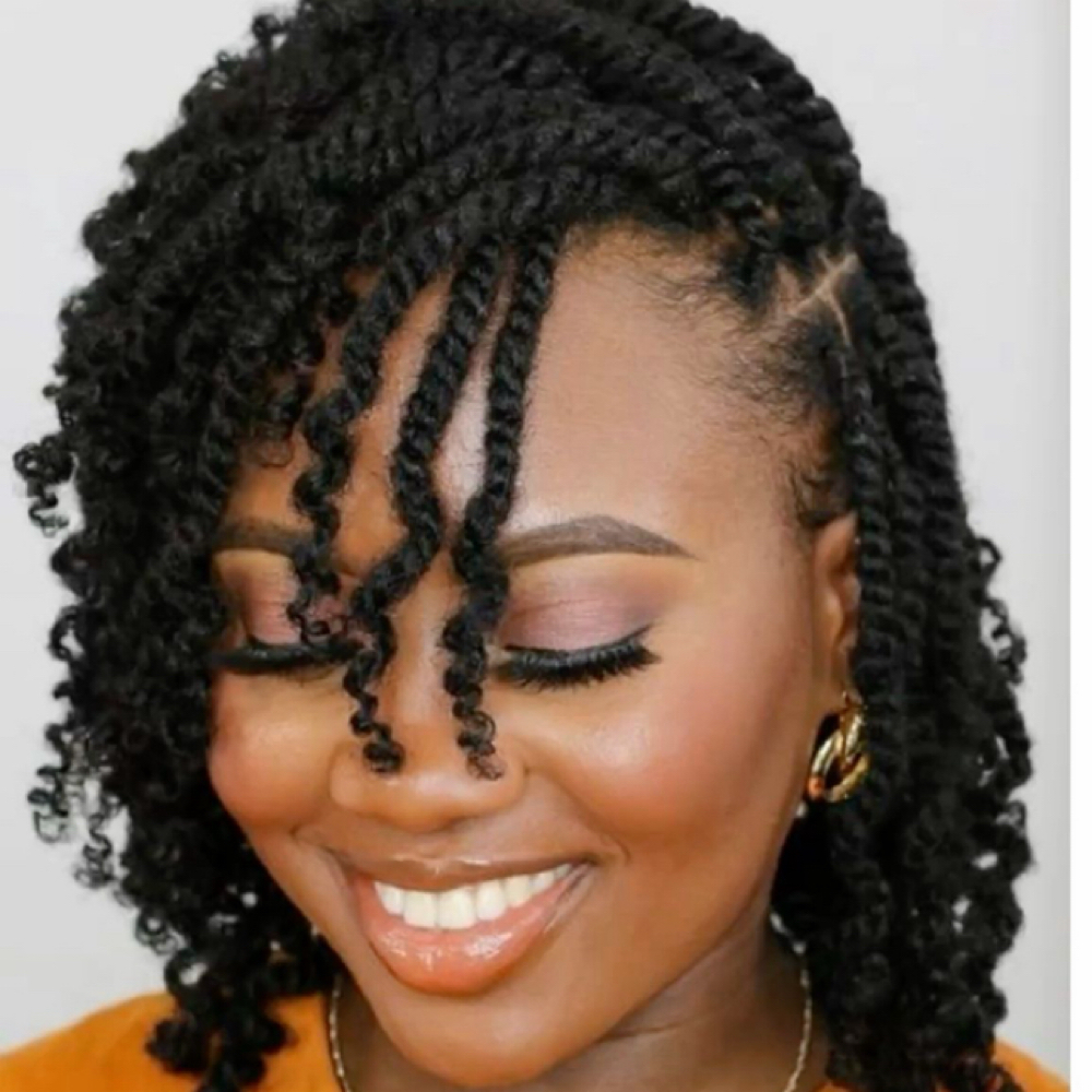 Med Kinky Twist at Glow Braid Lounge in Pearland, TX