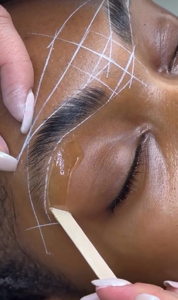 Brow Wax at Sóluna Aesthetics in Rochester, MN