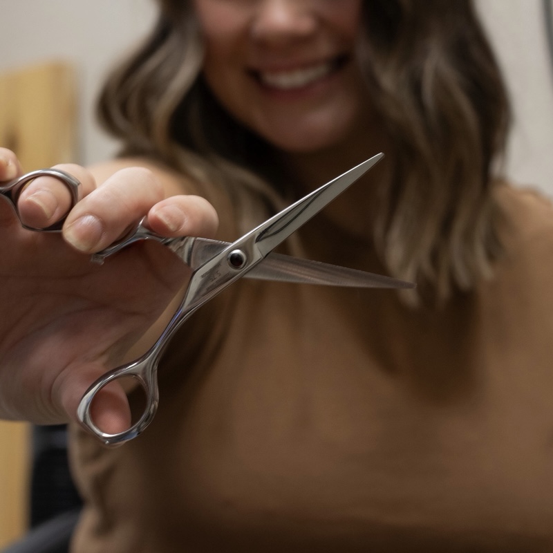 WOMEN’S HAIRCUT