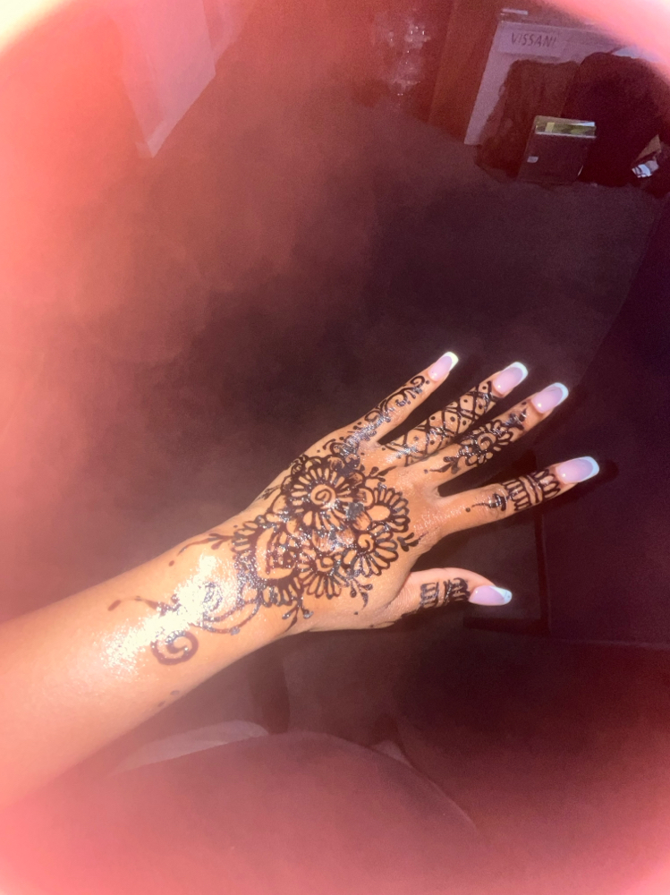 Install, nail and henna bundle