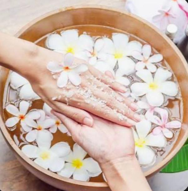 Regular Deluxe Manicure