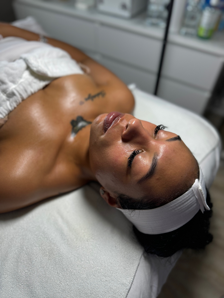 Signature Deluxe Facial 🦋