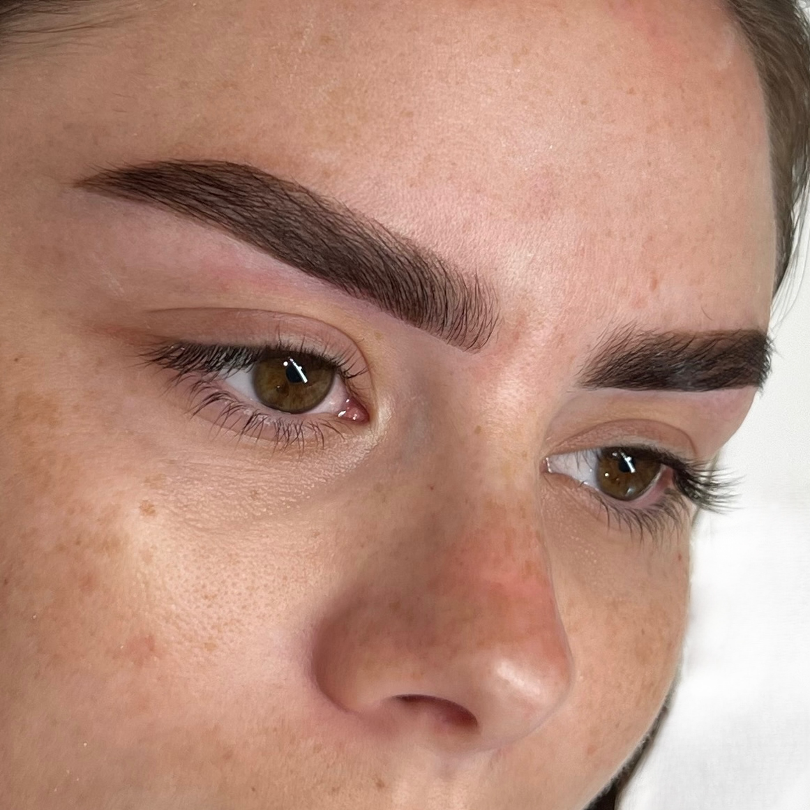 Brow sculpt & Hybrid Tint
