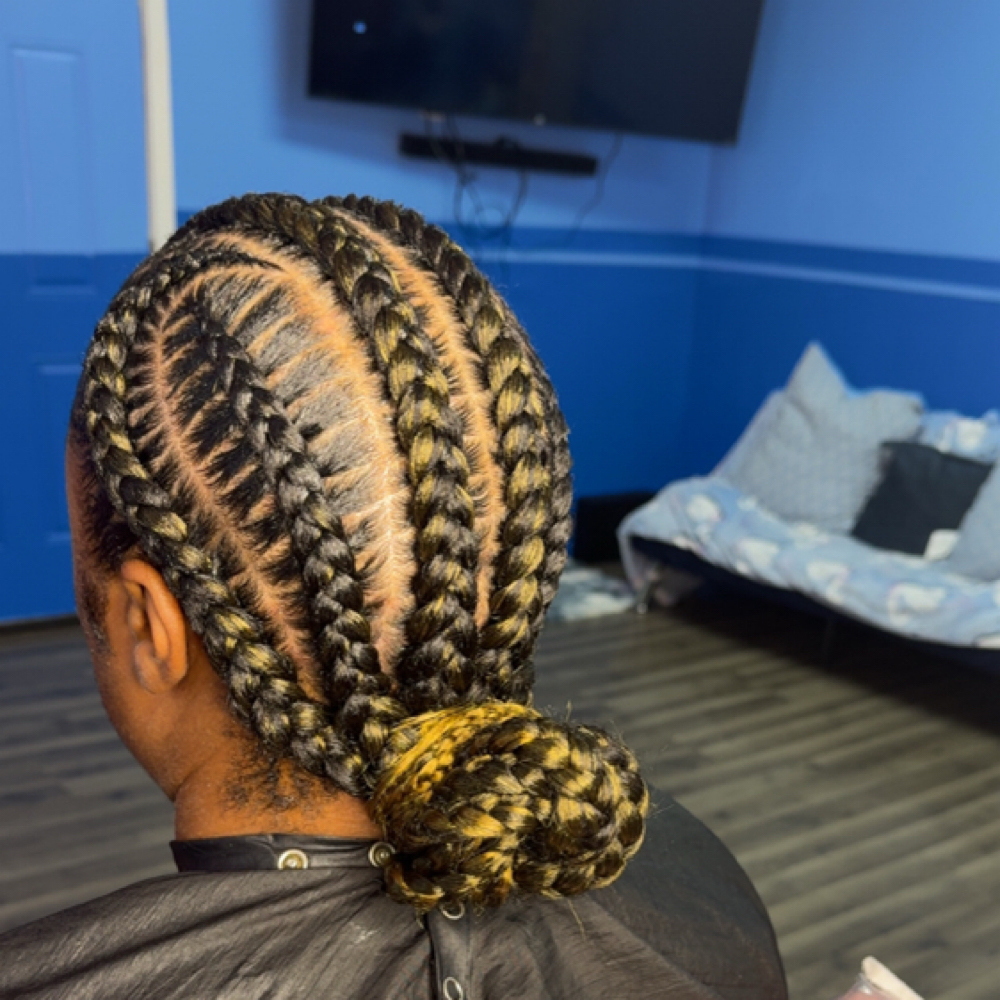Feed In Stitch Braids (women) at VERALUXEBEAUTYBYYANA in Waukegan, IL