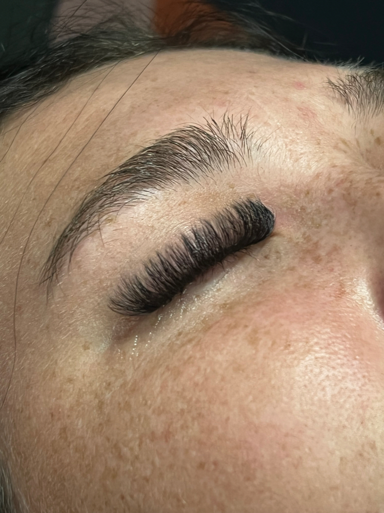Full set of volume lashes