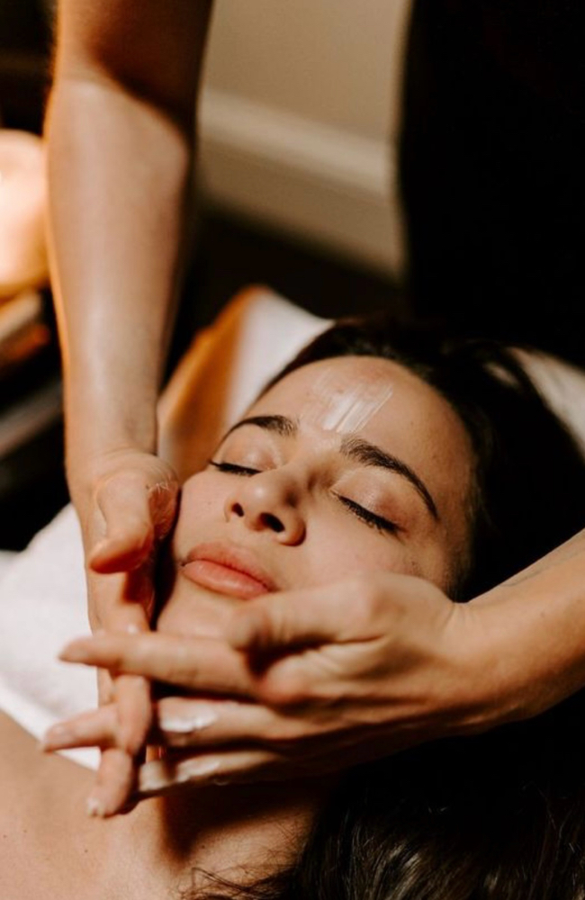 ICONICS SIGNATURE FACIAL