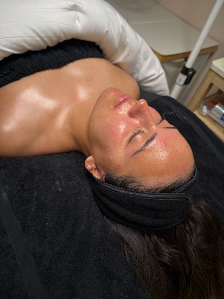 GLASS SKIN SALMON DNA FACIAL