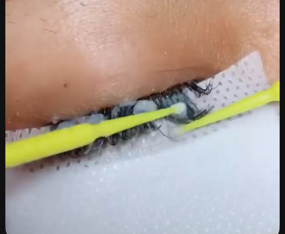 Cluster And Lash Extention Removal