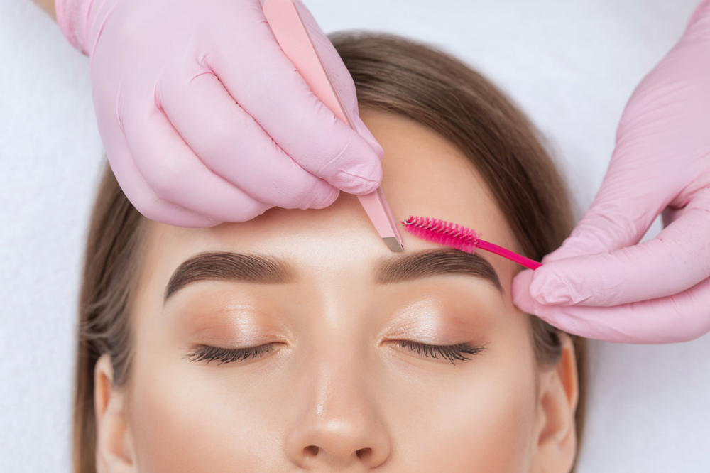 The Chase Marquise: Brow Tweeze