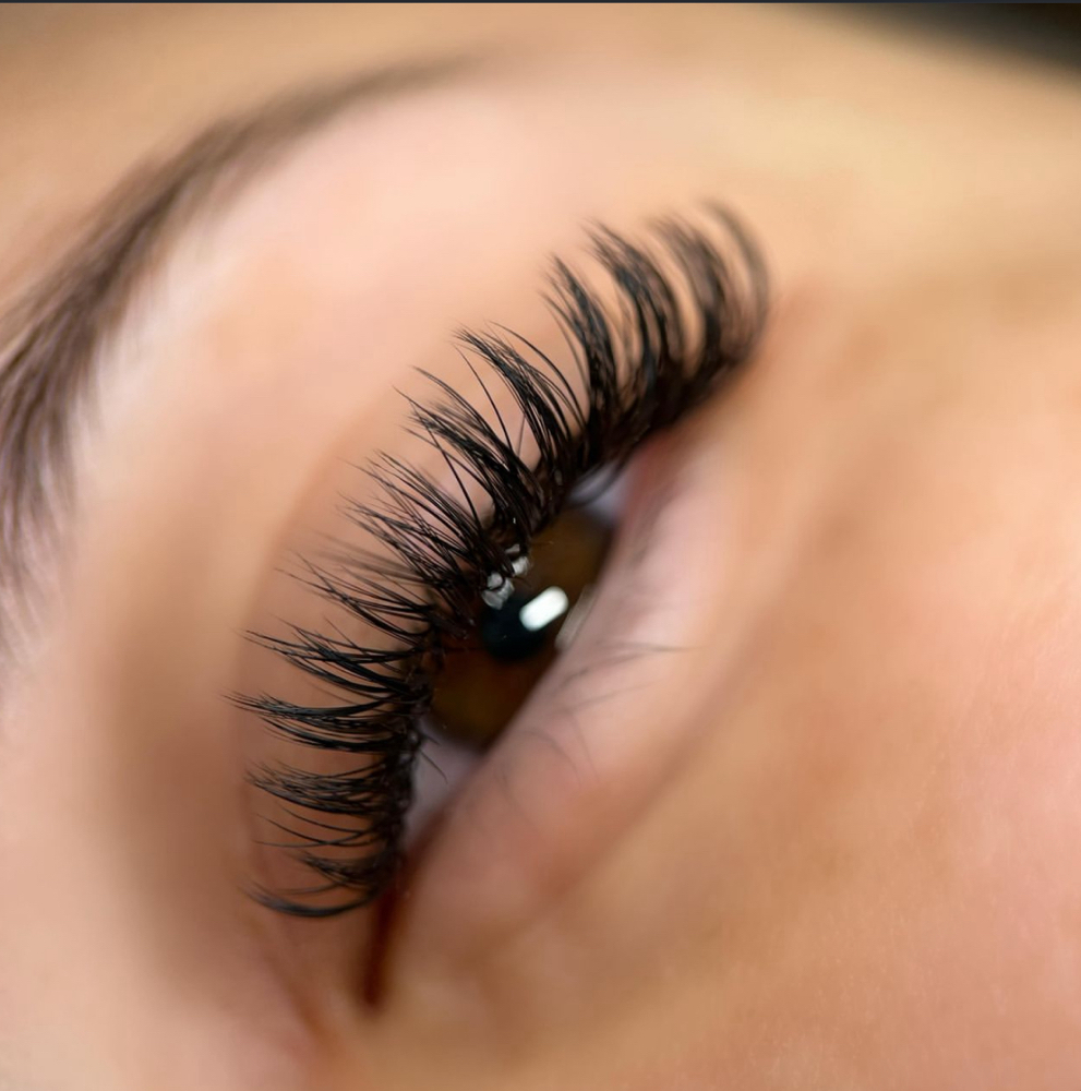 Wet Lash Installation