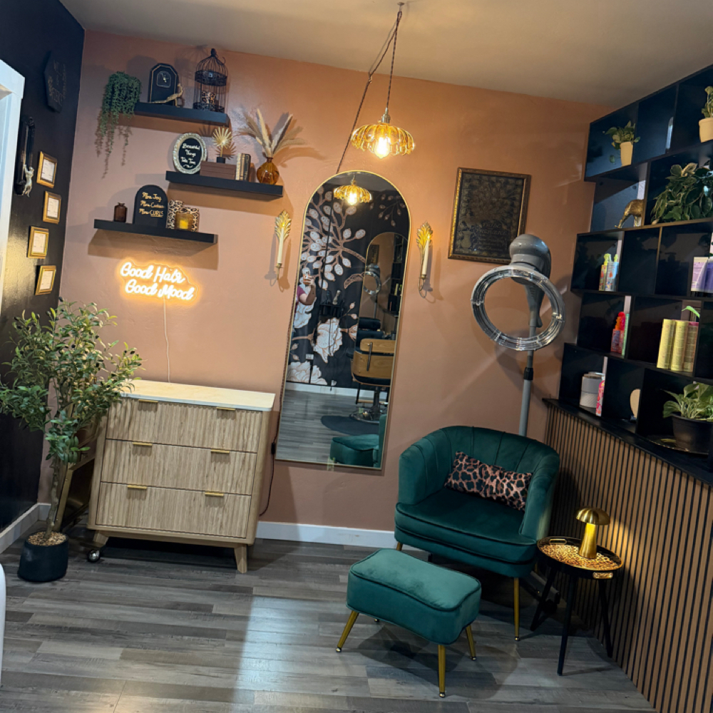 Treatment Lounge-Smooth at Curls and Chaos in Klamath Falls, OR