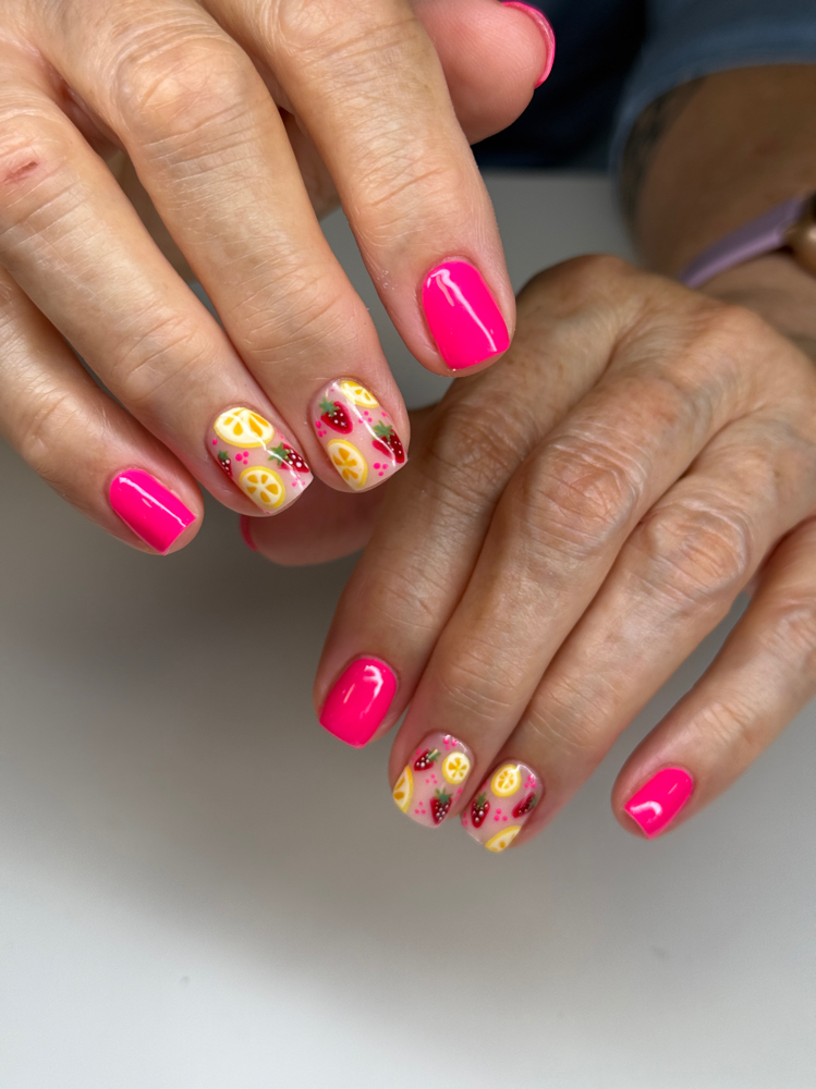 4 finger Nail Art at Pomalo Nail Studio in Bremerton, WA