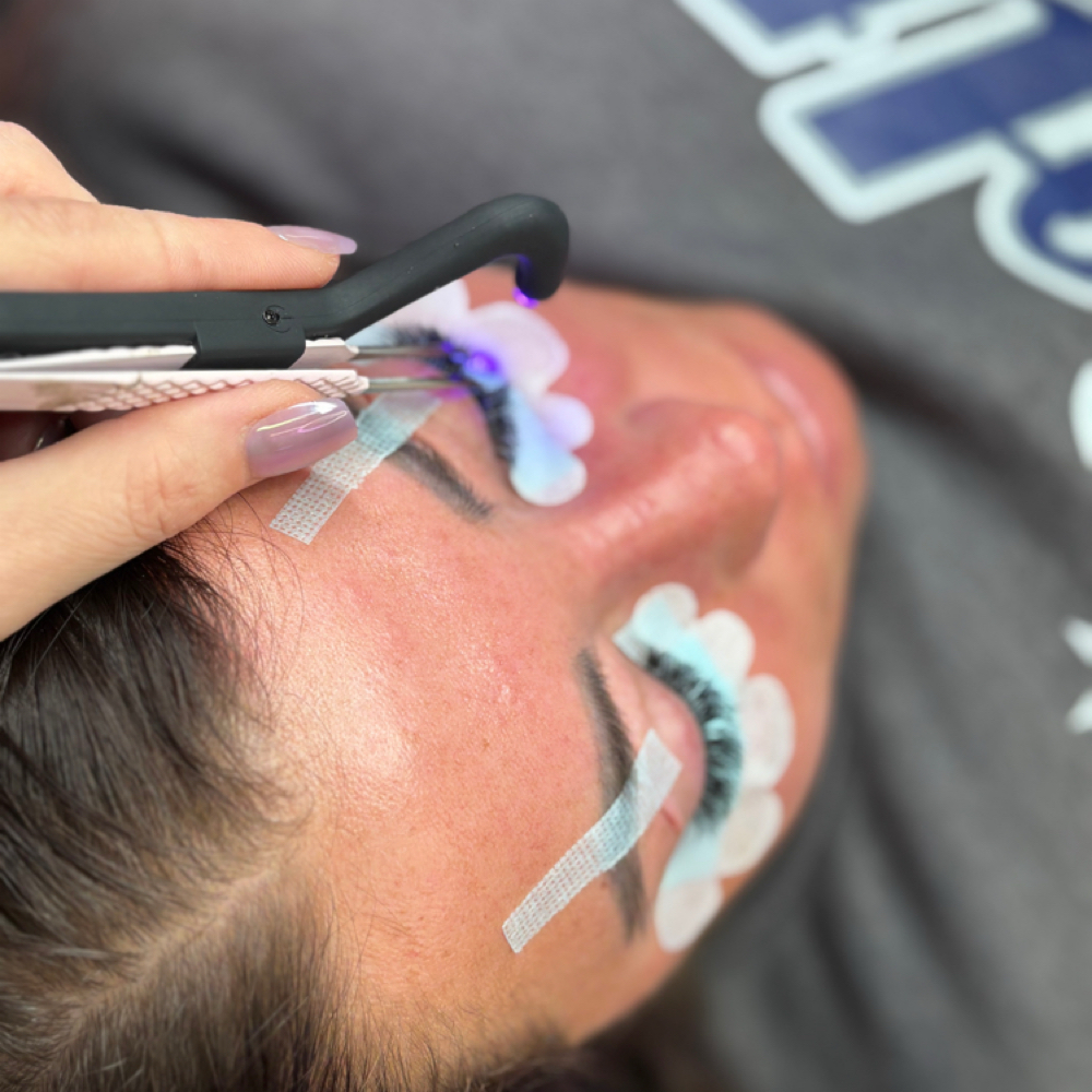 Uv Fill In Up To 18 Days at Queens Beauty Bar in Indianapolis, IN