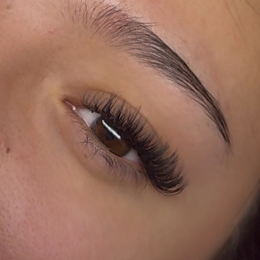 Hybrid Lash Extentions at Peachy polish in Elgin, IL