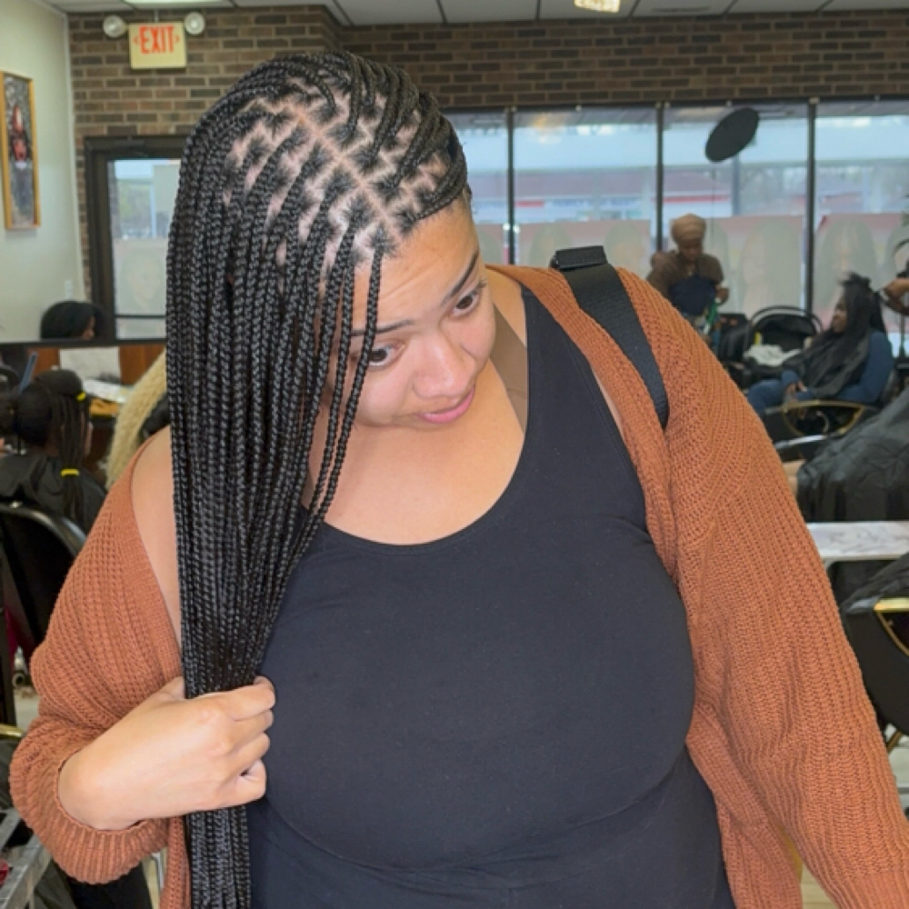 Small Medium Knotless at Blessing braiding bar in South Holland, IL