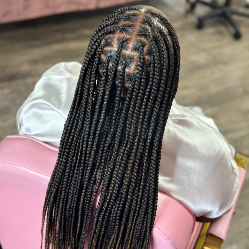 Medium Knotless at Dee Did’em in Kinston, NC