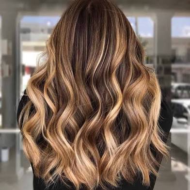Women‘s Balayage Hair Coloring