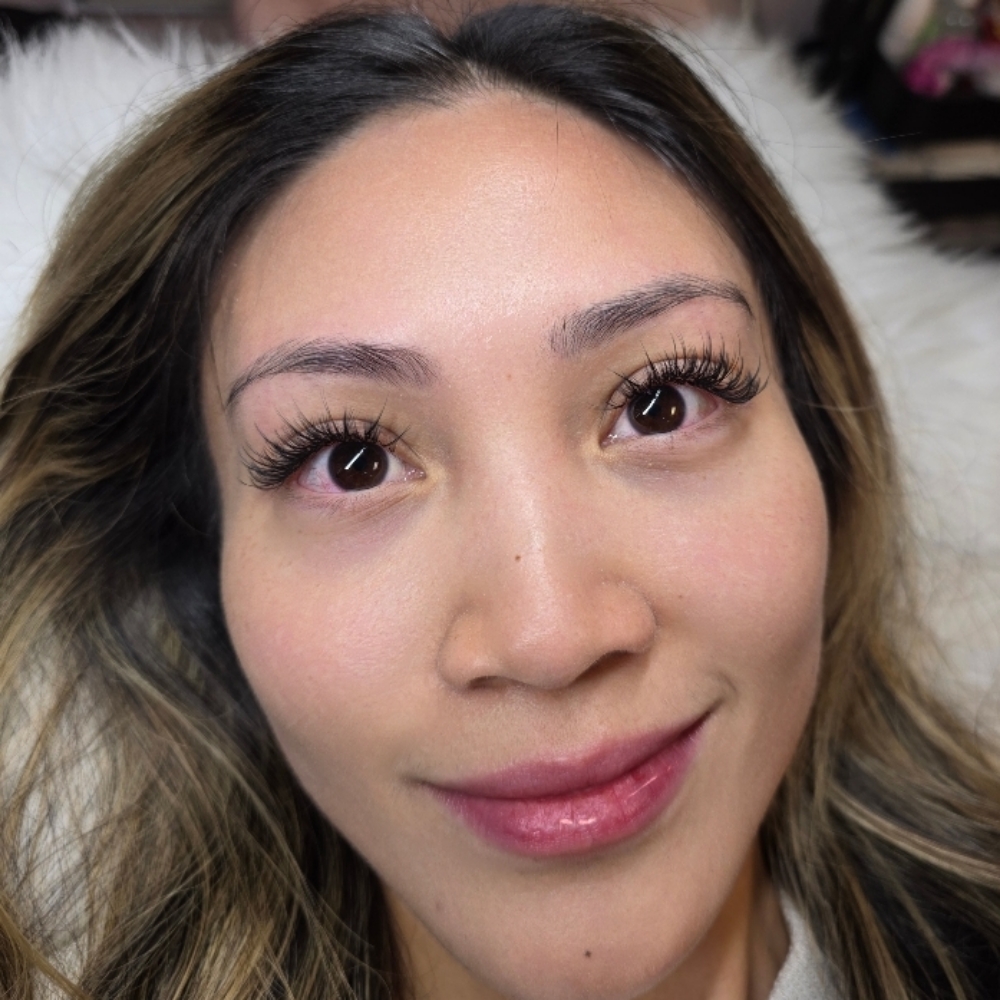 Hybrid Full Set at LASHME Uyen Beauty Studio in San Diego, CA