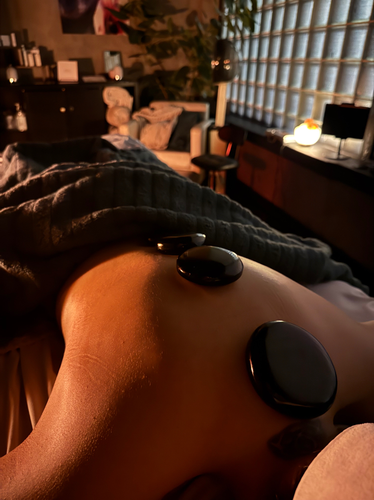 🔥 Hot Stone Massage – 30 Minutes
