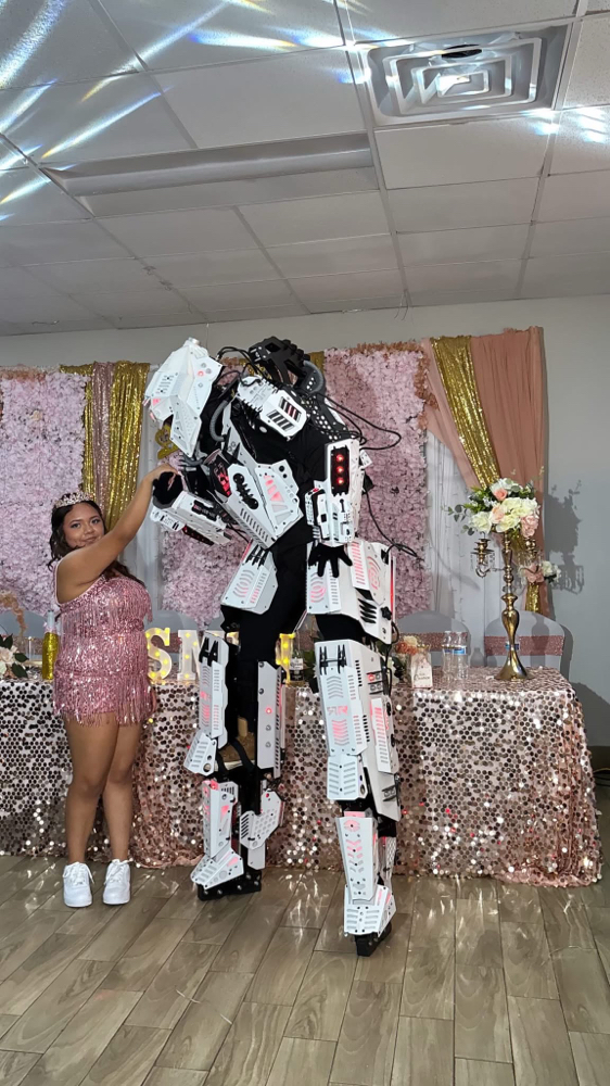 La Hora Loca Level 2 at E&Z Robot Entertainment