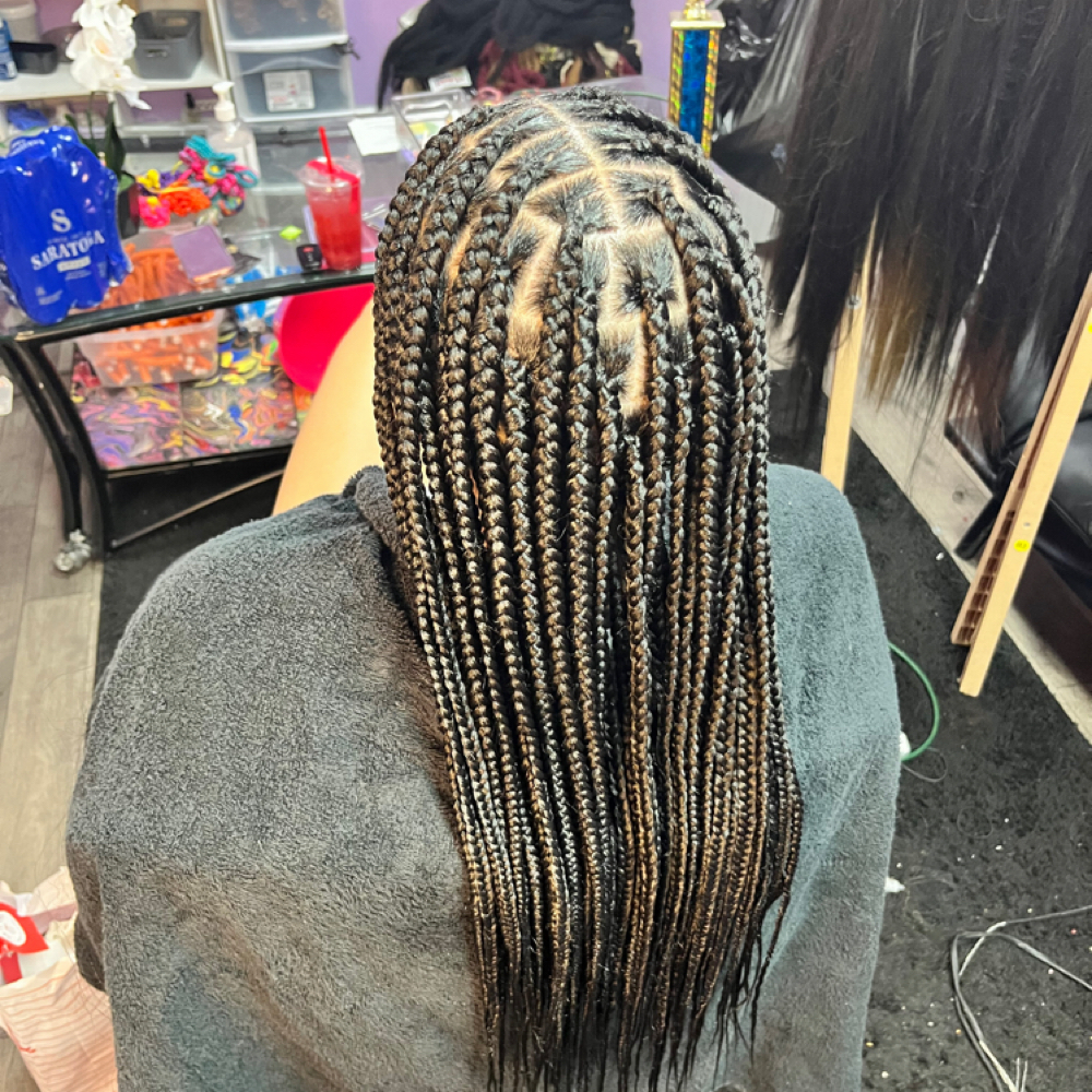 Medium Knotless at Majia Fernandes in Columbus, GA