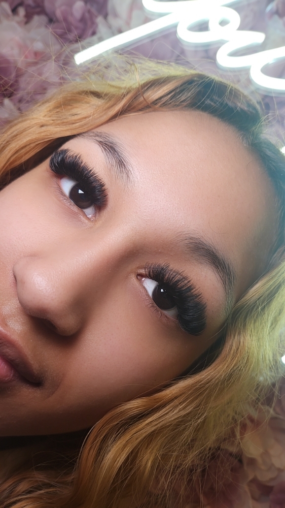 Mega Volume Full Set Lashes