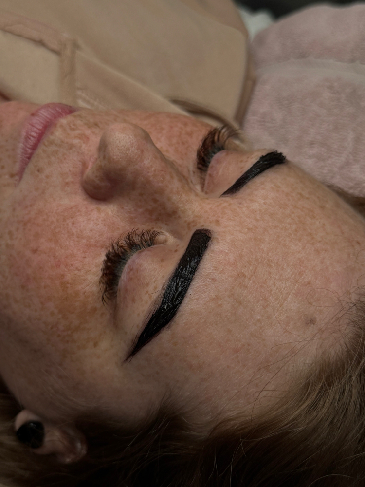 Brow Lamination + tint