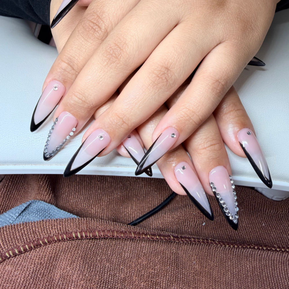 Diseño De Uñas 5 + at Bianca’s Beauty Salon in Miami Gardens, FL