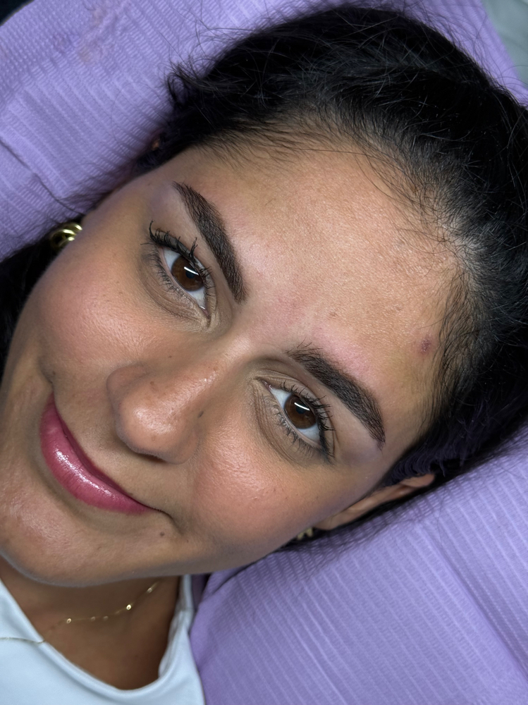 Brow wax con relleno a lapiz at YubyRo in San Juan, PR
