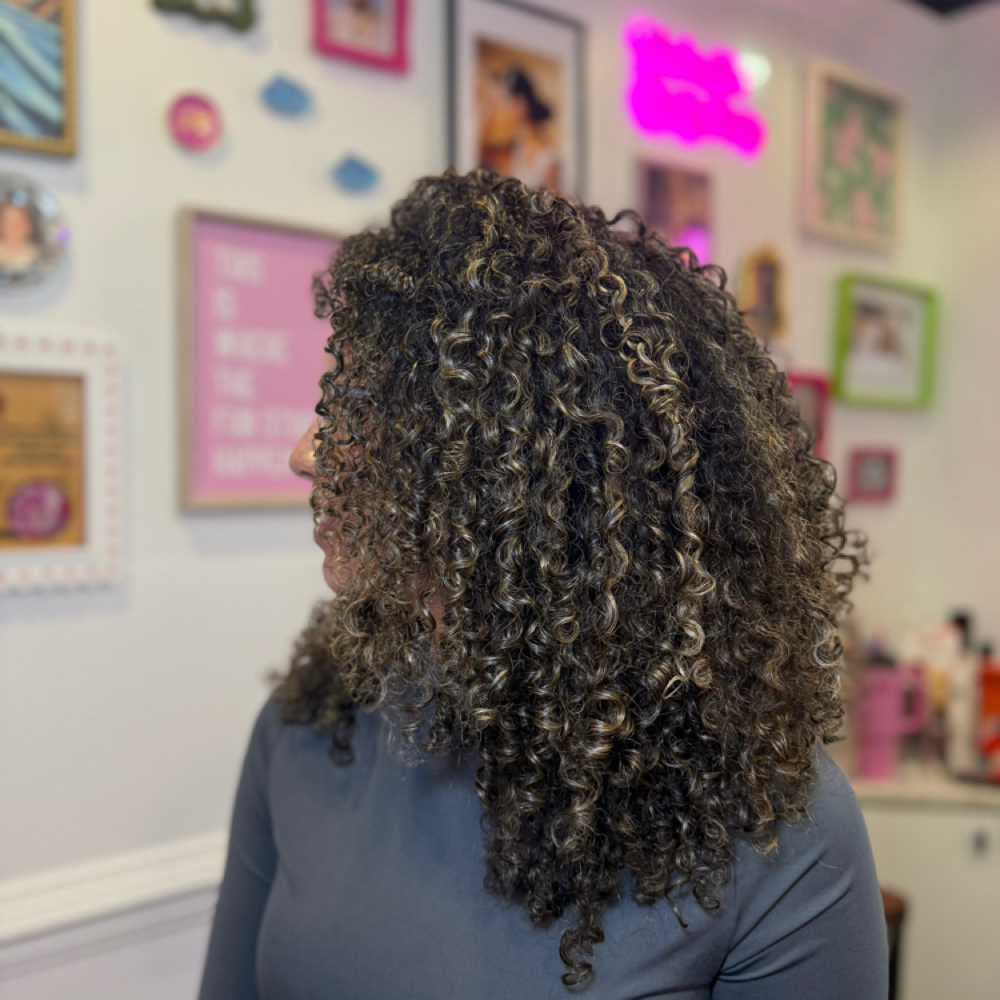 Mini Blonding Session at 𝘊𝘳𝘦𝘢𝘵𝘪𝘷𝘦 𝘏𝘢𝘪𝘳 𝘚𝘵𝘶𝘥𝘪𝘰 in Wilmington, NC