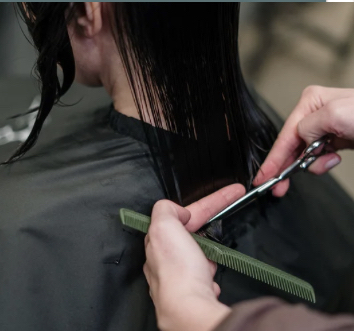 WOMEN’S HAIRCUT