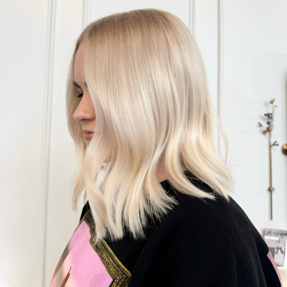 Samantha-Platinumcard/Extreme blond at Salon BECK in Portland, OR