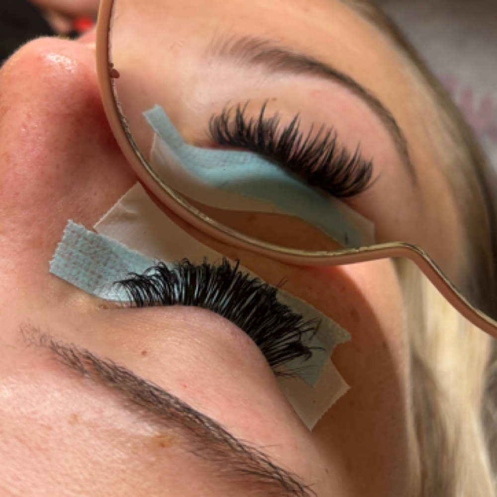 Volume/volume Wispy Full Set at Luxury Lash Co EST 2020 LLC in Lancaster, OH
