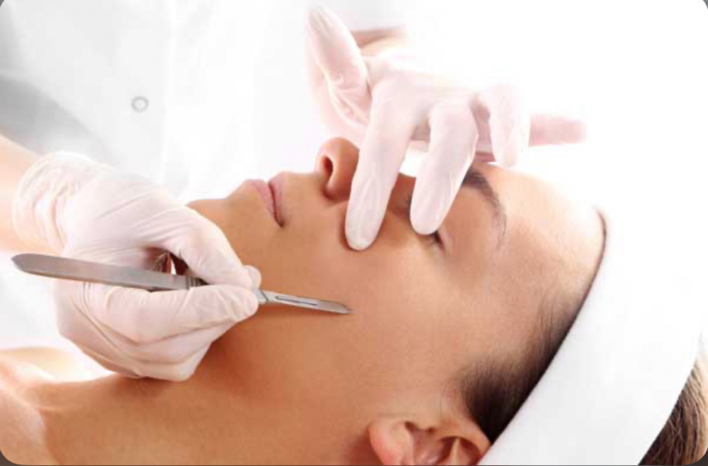Dermaplaning facial