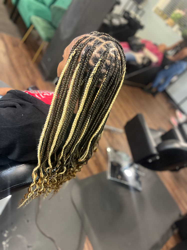 Medium Knotless at Tha Jt Way llc in Lorain, OH