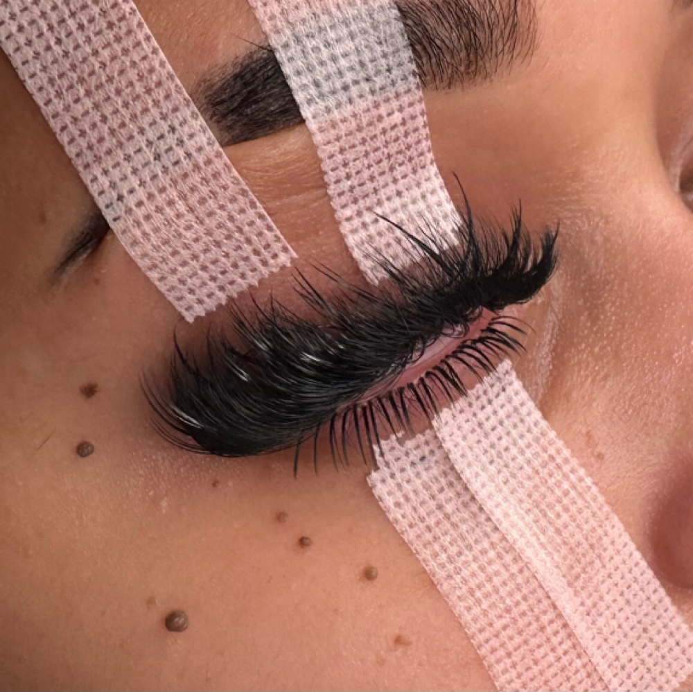 Wispy Mega Vol Full-set at Diverse Esthetics in Depew, NY